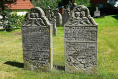 Cuxland, Loxstedt-Stotel 2022, Denkmalgeschützte Grabsteine auf dem Kirchhof der St. Margarethenkirche