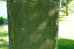 Cuxland, Loxstedt-Stotel 2023, Denkmalgeschützte Grabsteine auf dem Kirchhof