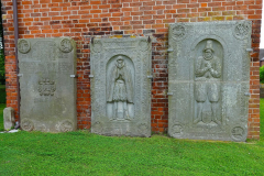 Cuxland-Wurster-Nordseeküste-2025-Wremen-Willehadi-Kirche-Grabplatten