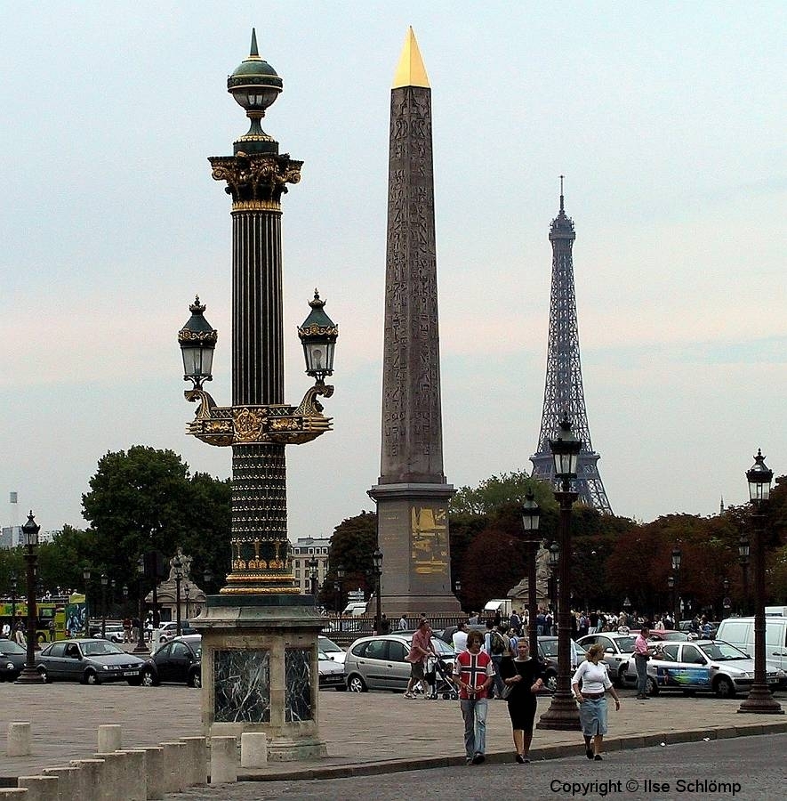 Frankreich, Paris, alte Straßenlaterne, Obelisk und Eiffelturm