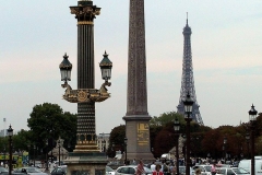 Frankreich, Paris, alte Straßenlaterne, Obelisk und Eiffelturm