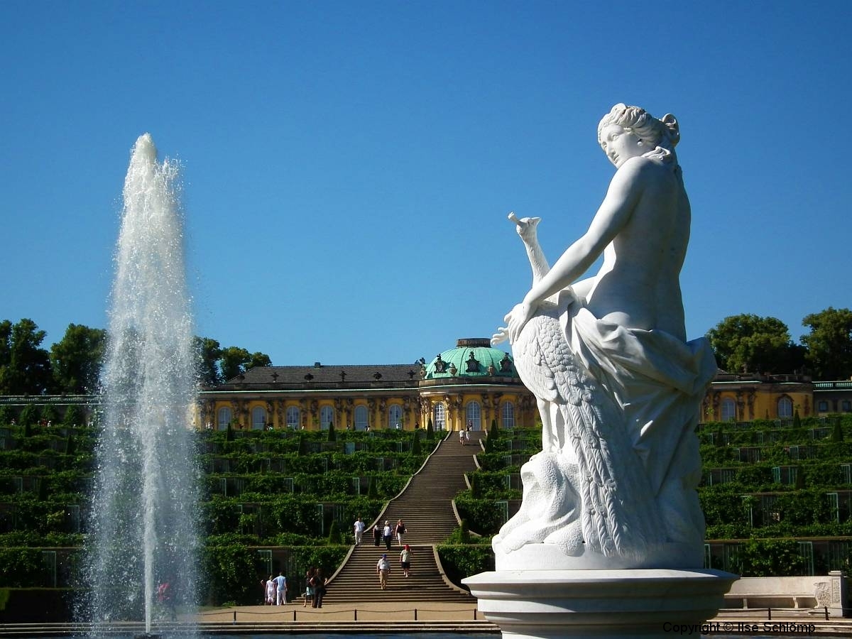 Potsdam, Skulptur Juno mit Pfau vor dem Schloss Sanssouci