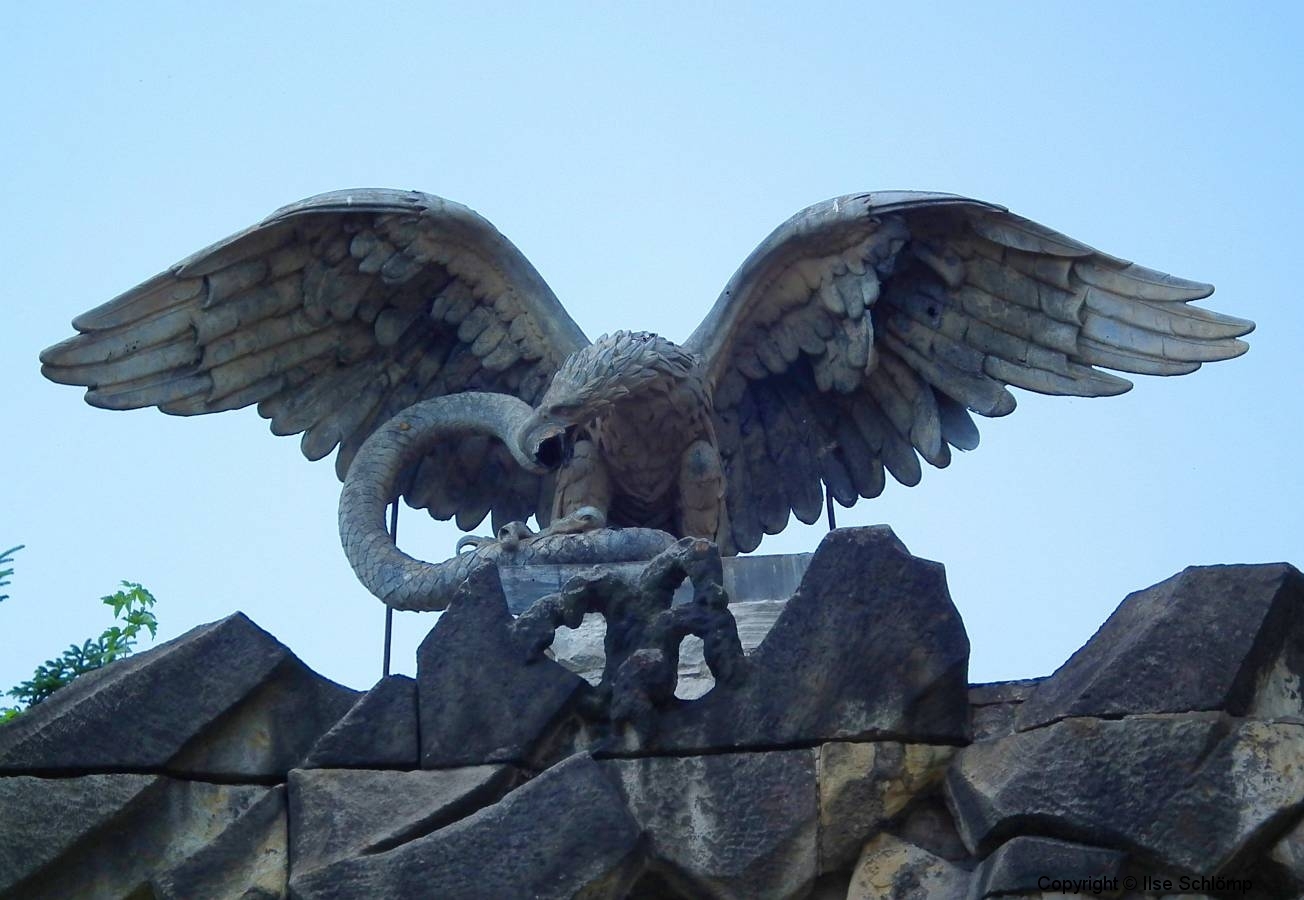 Potsdam, Felsentor zum Nordischen Garten, Adler mit Schlange