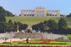 Wien, Schlosspark Schönbrunn, Blick auf den Neptunbrunnen und dahinter die Gloriette