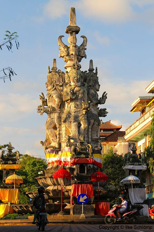 Bali, Semarapura, Kandapat Sari Statue