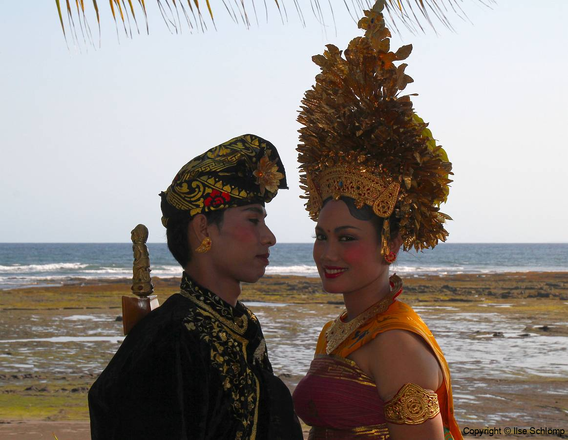 Bali, Puri Dajuma Cottages. Traditionelles Brautpaar