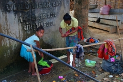 Laos, Hmong und Khmu, Am Brunnen