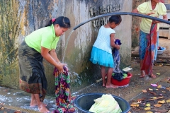 Laos, Hmong und Khmu, Am Brunnen
