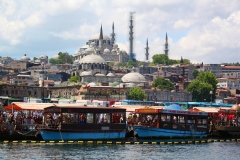 Istanbul, Imbiss-Fischerboote, hinten die Süleymaniye-Moschee
