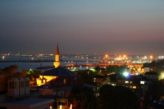 Istanbul, Blick von der Hoteldachterrasse bei Nacht auf den Bosporus