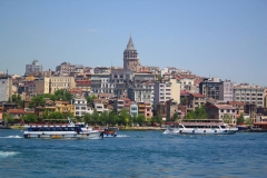 Istanbul, Mit der Fähre über den Bosporus, Blick auf den Galataturm