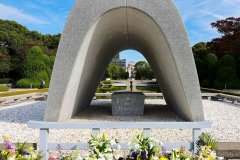 Japan, Hiroshima, Friedenspark, Kenotaph mit Blick auf den Friedensteich mit Friedensfeuer und dahinter das Friedensdenkmal