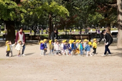 Japan, Hiroshima, Eine Kindergartengruppe im Friedenspark