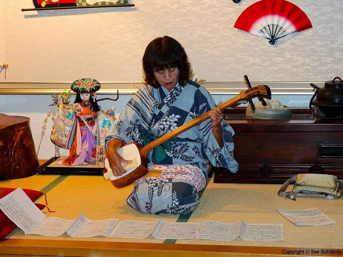 Japan, Kawaguchiko, Musikvorführung unserer Reiseleiterin im Ryokan