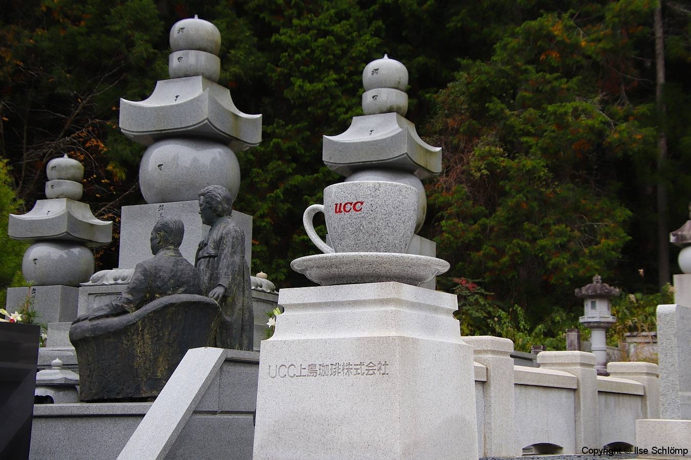 Japan, Koya-san, Friedhof Oku-no-in, Firmengrab UCC Ueshima Coffee Company