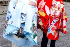 Japan, Nikko, Erster Besuch der neugeborenen Zwillinge im Shinto-Schrein im traditionellen Kimono