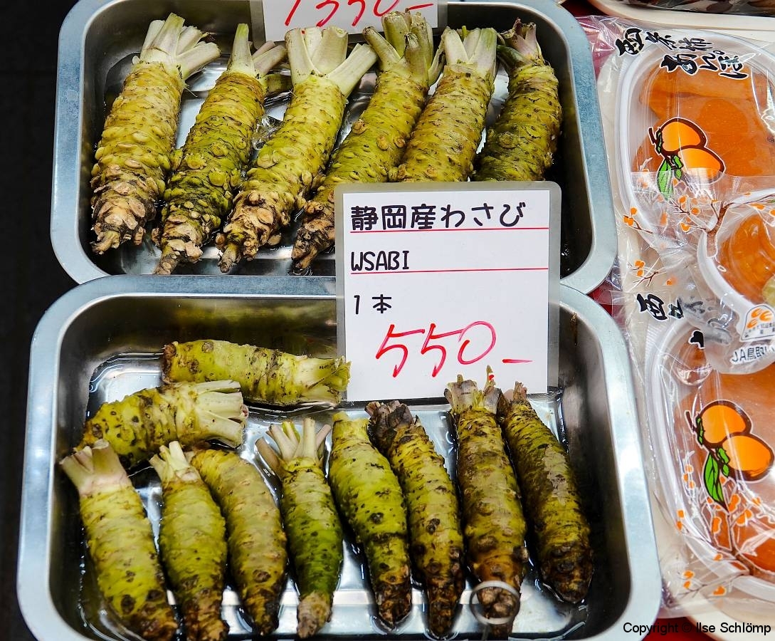 Japan, Osaka, Kuromon Market, Wasabi-Knollen