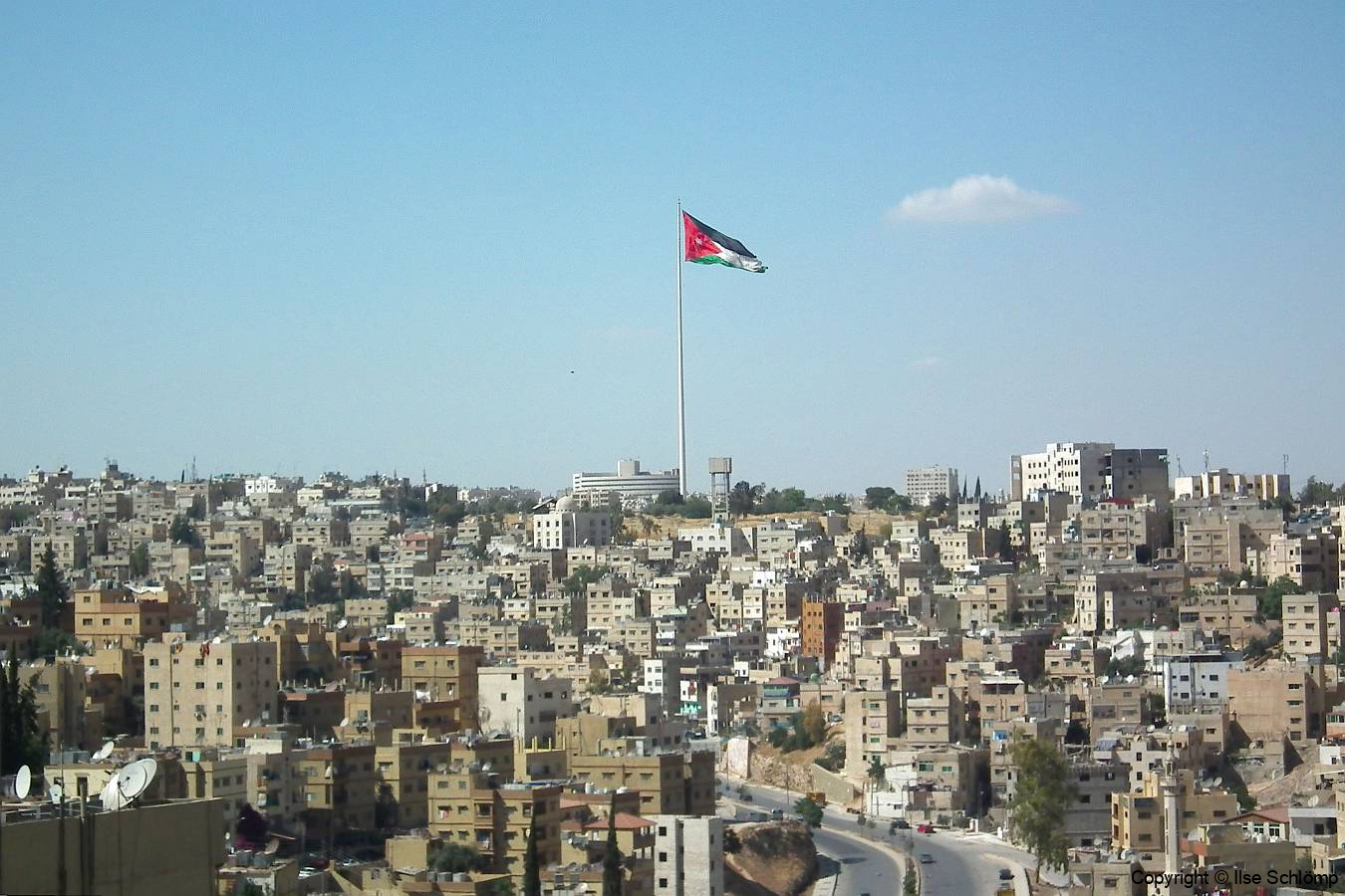 Jordanien, Blick von der Zitadelle auf Amman, In der Mitte der Raghadan Fahnenmast