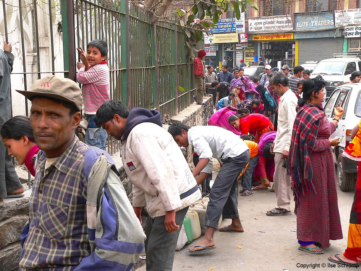Nepal, Kathmandu, Anstellen an einer Leine für Petroleumkauf