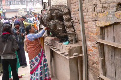 Nepal, Kathmandu, Der Zahnschmerzgott Vaisya Dev. Bei Zahnproblemen nageln die Hilfesuchenden kleine Wunschplaketten aus Metall an die Wurzel