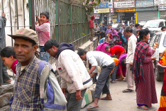 Nepal, Kathmandu, Anstellen an einer Leine für Petroleumkauf
