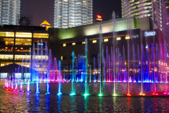 Malaysia, Kuala Lumpur,  Wasserspiele vor den Petronas Twin Towers