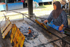 Malaysia, Kuantan, Zubereitung von Lemang im Bambusrohr