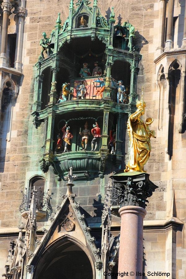 München, Rathaus, Glockenspiel und Marienstatue