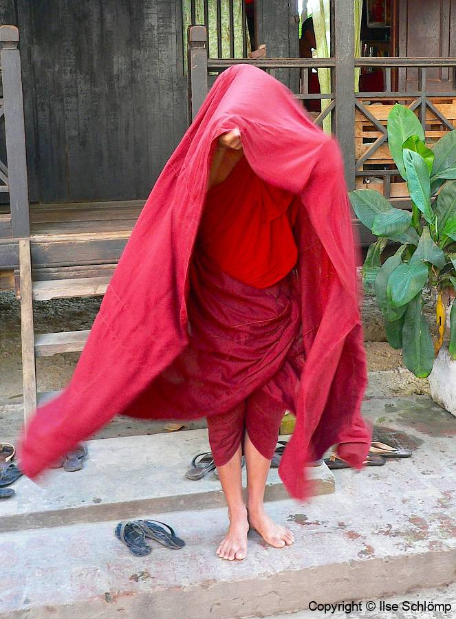 Myanmar, Amarapura, Maha Gandayon Kloster, Anlegen eines Gewandes