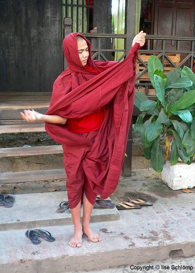 Myanmar, Amarapura, Maha Gandayon Kloster, Anlegen eines Gewandes
