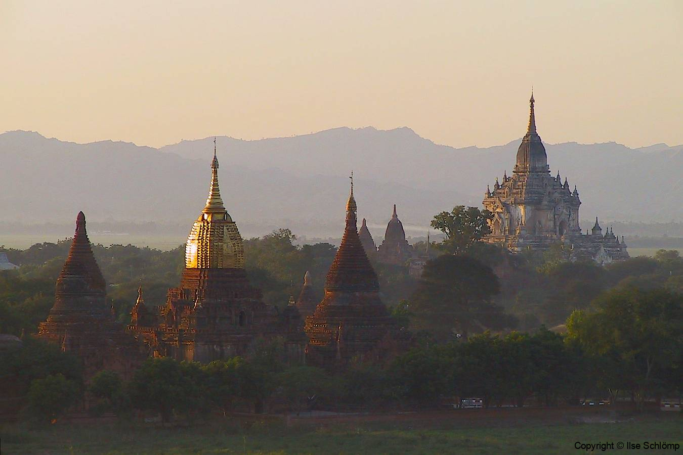 Myanmar, Bagan, Abendstimmung von der Shwesandaw Pagode
