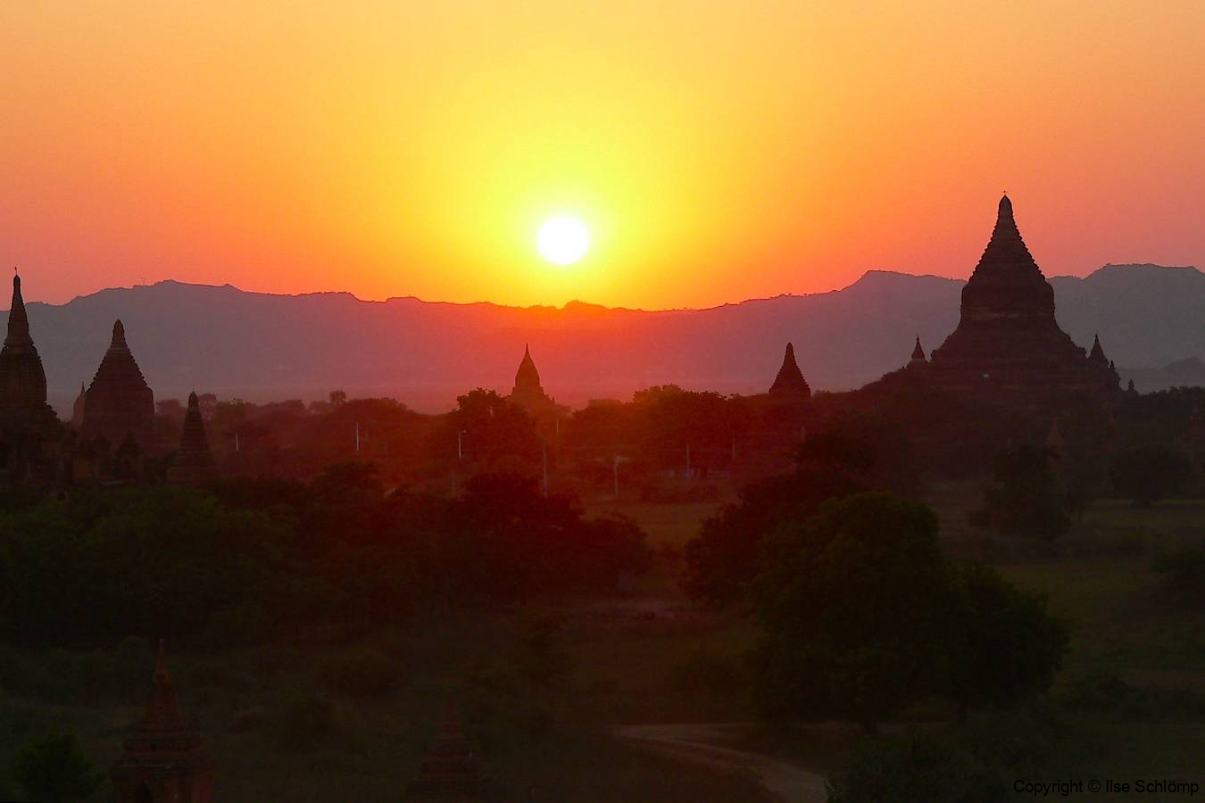 Myanmar, Bagan, Sonnenuntergang von der Shwesandaw Pagode