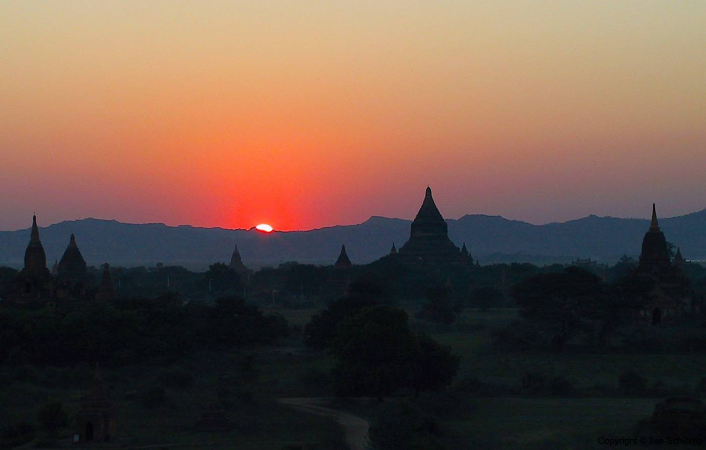 Myanmar, Bagan, Sonnenuntergang von der Shwesandaw Pagode