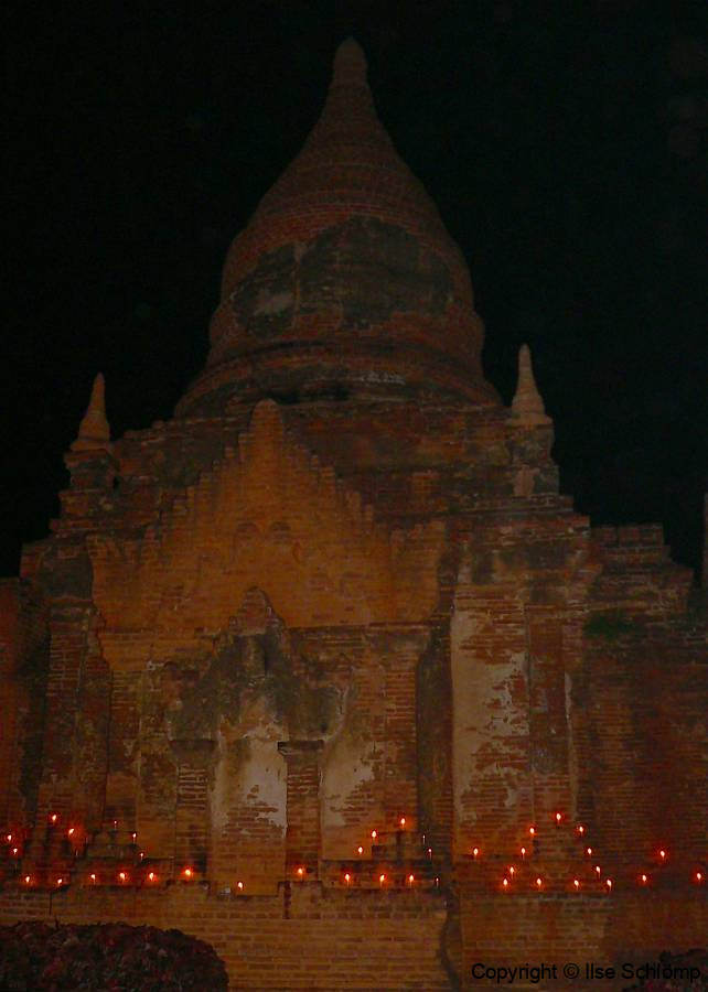 Myanmar, Bagan, Thazin Garden, Stimmungsvoll beleuchteter Tempel