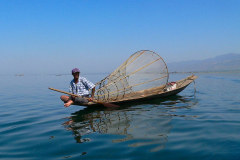 Myanmar, Inle-See, Fischer mit Reuse