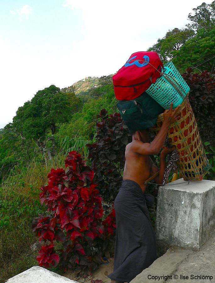 Myanmar, Lastenträger tragen das Gepäck der Besucher zum Golden Rock