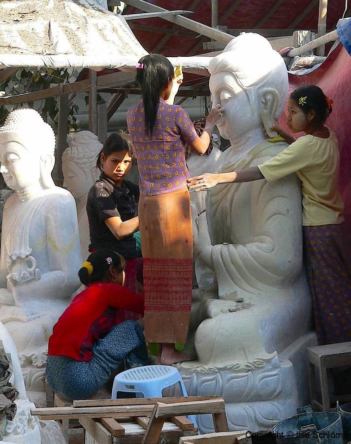 Myanmar, Mandalay,  Straße der Steinmetze, Fertigung von Buddhafiguren aus Marmor