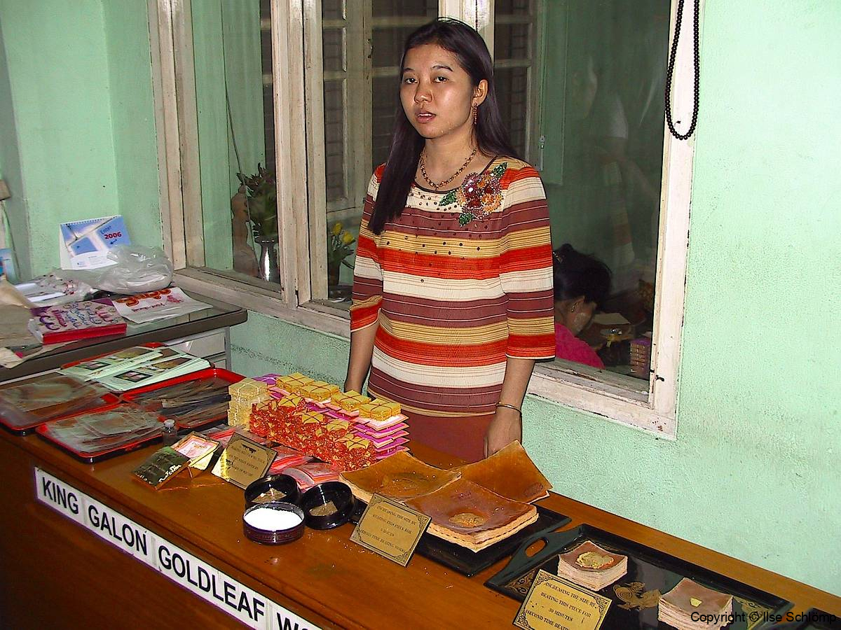 Myanmar, Mandalay, Blattgoldpäckchen werden zum Verkauf angeboten