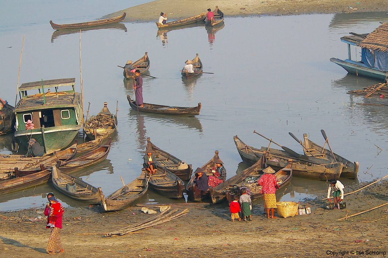 Myanmar, Mingun, Bambusflößer am Irrawaddy
