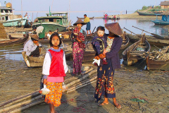 Myanmar, Mingun, Bambusflößer am Irrawaddy
