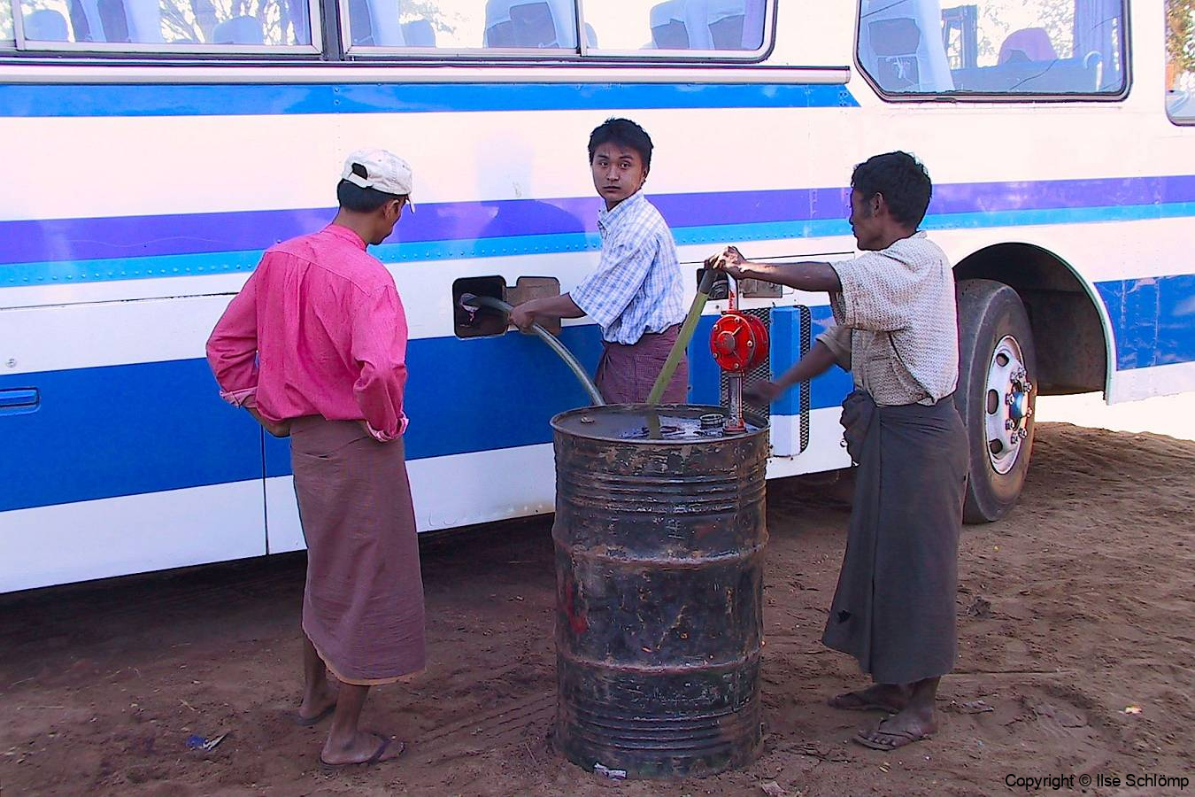 Myanmar, Unser Bus wird betankt