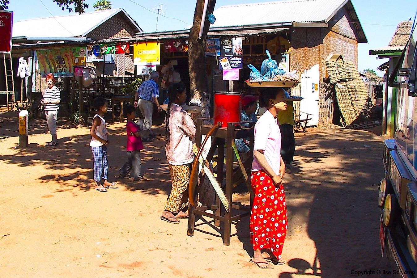 Myanmar, Während unser Bus betankt wird, werden uns Kleinigkeiten zum Verkauf angeboten