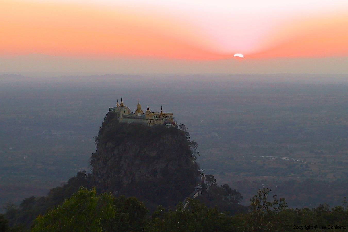 Myanmar, Blick vom Popa Mountain Resort auf den Popa Taung Kalat, Sonnenuntergang