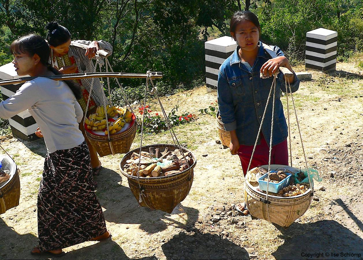 Myanmar, Mount Popa, Popa-Steine werden zum Verkauf angeboten