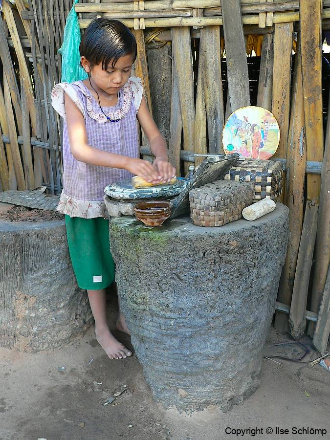 Myanmar, Ein Mädchen zeigt uns die Herstellung von Thanaka-Paste