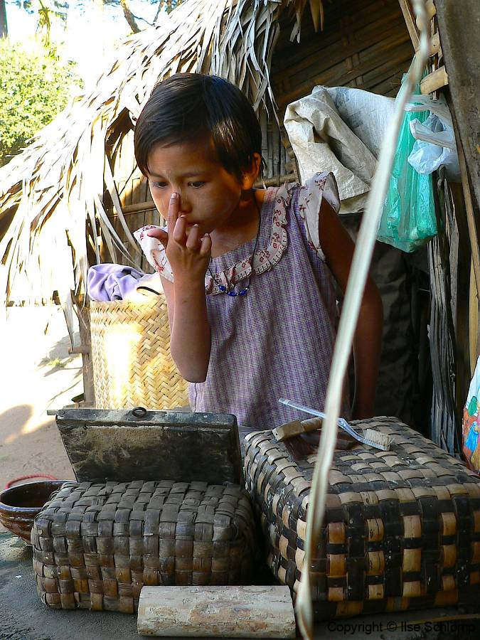Myanmar, Die Thanaka-Paste wird im Gesicht verstrichen