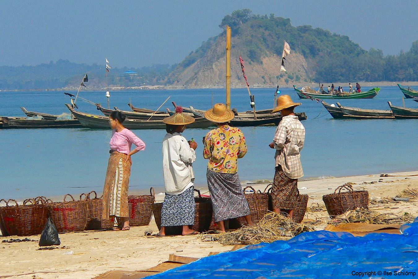 Myanmar, Ngapali Beach, Frauen warten mit Körben auf die Fischer