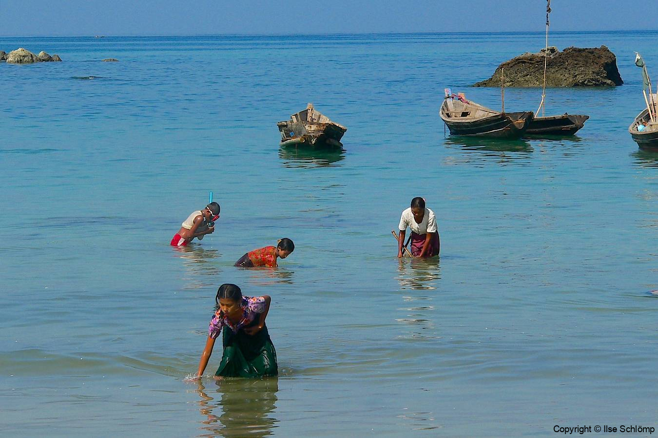 Myanmar, Ngapali Beach, Restliche Fische aus dem Fang werden aus dem Meer gesucht
