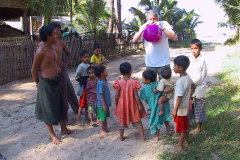 Myanmar, Ngapali Beach, Wir blasen einen Wasserball für die Kinder auf