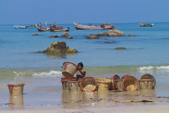 Myanmar, Ngapali Beach, Die Körbe werden gereinigt